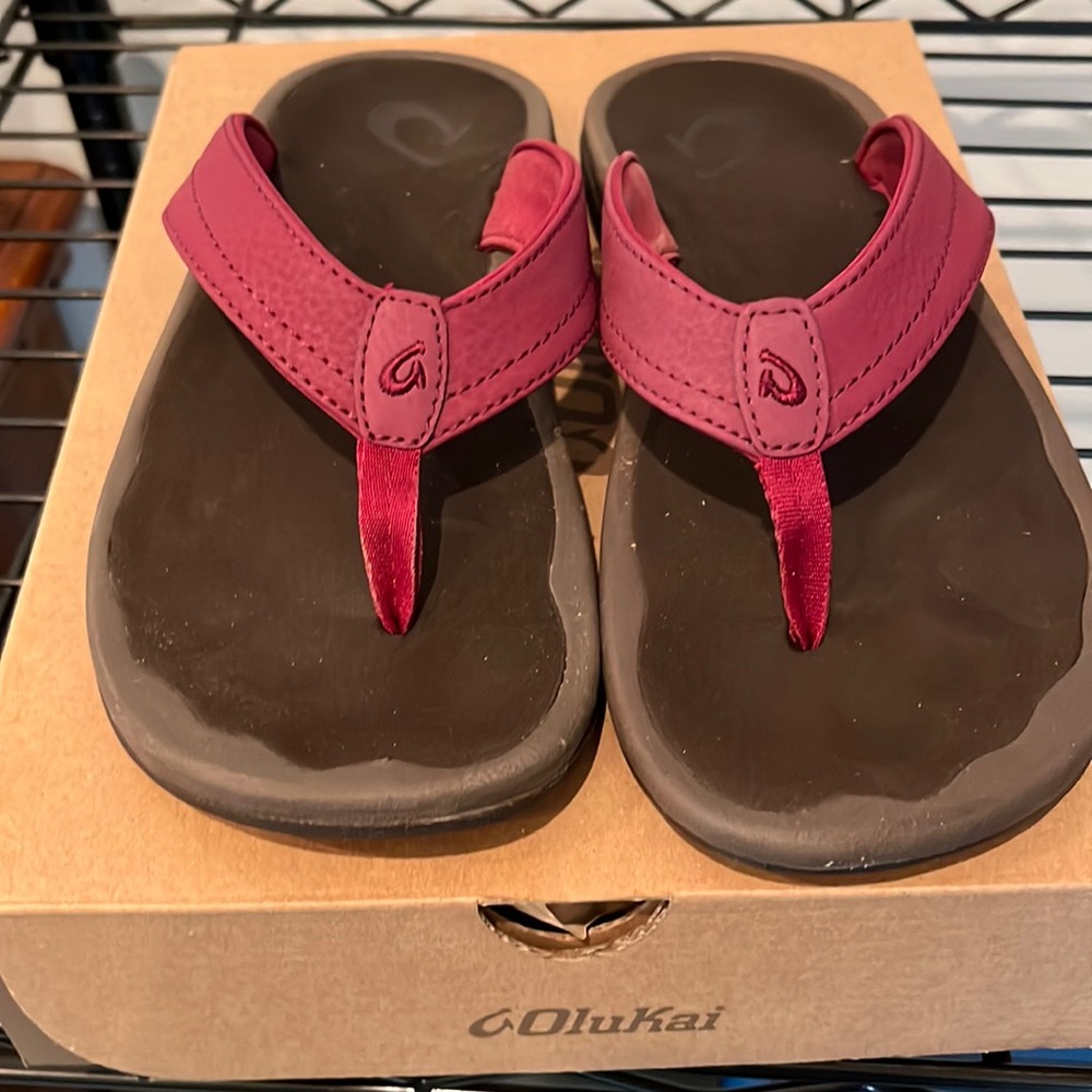 OluKai Ohana style in Sz 6.  Lightly used